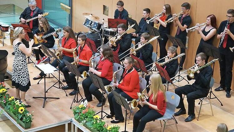 "Viva la vida" (Es lebe das Leben) spielte die Big Band des Frankenwald-Gymnasiums unter der Leitung von Stefanie Bär.  Foto: mts