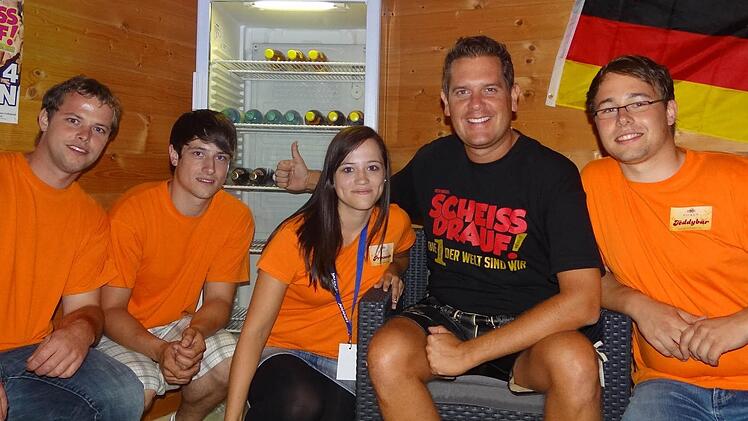 Peter Wackel hautnah: Ein Holzhäuschen in einem Hofstettener Garten diente Peter Wackel (Zweiter von rechts) als Rückzugsort vor seinem Auftritt. Das fand der Mallorca-Star gemütlich. Florian Barthelmeß, Daniel und Angela Ankenbrand sowie Bernd Schmitt (von links) waren an der Organisation des Auftritts beteiligt.