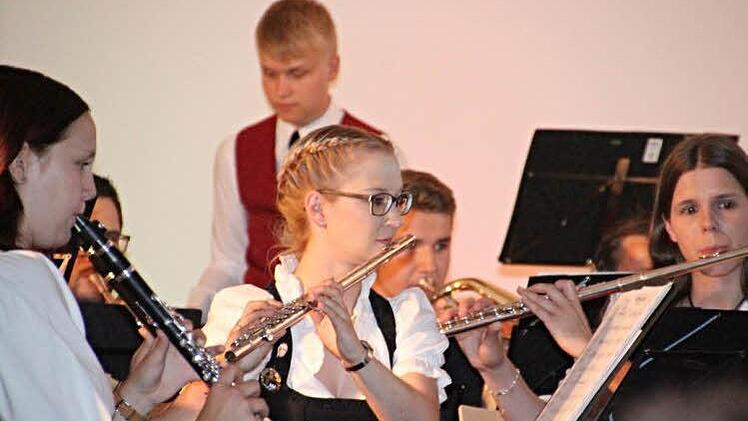 Die Jugend, "Standbeine" für die Zukunft der Kapelle, war im Orchester stark vertreten. Foto: Helmut Will