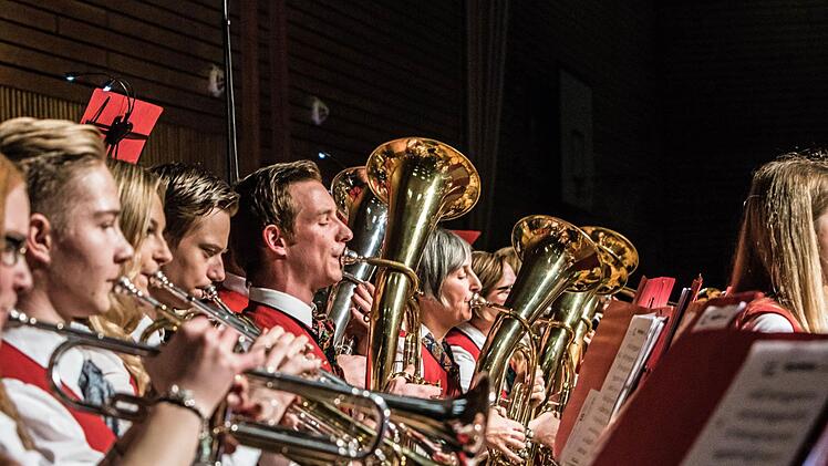 Gerhard Eller leitete das Jugendorchester Rödental beim Weihnachtskonzert der Franz-Goebel-Halle.Foto: Jochen Berger