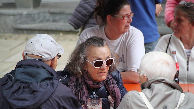Eröffnung des Bad Brückenauer Stadtfestes - Blick ins Publikum Foto: Ulrike Müller