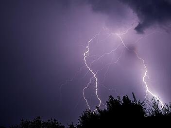 Eine Taufe in Sachsen-Anhalt endete für mehrere Gäste im Krankenhaus: Fünf Kinder und fünf Erwachsenen wurden bei einem Gewitter  vom Blitz getroffen. Symbolbild, Foto: Julian Stratenschulte/dpa
