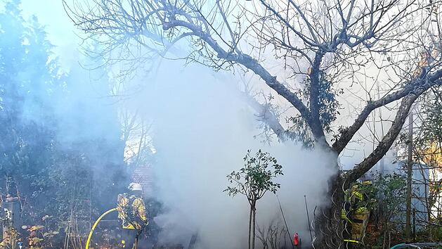 Der Brand des Gartenunterstandes in Kirchehrenbach Foto: Feuerwehr Kirchehrenbach