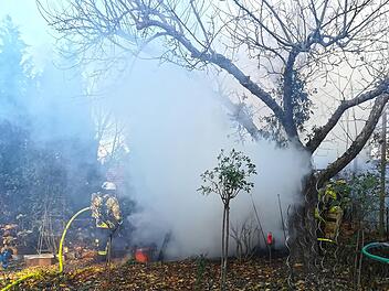 Der Brand des Gartenunterstandes in Kirchehrenbach Foto: Feuerwehr Kirchehrenbach
