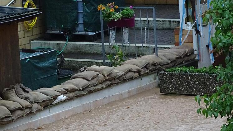Die braune Brühe wälzt sich durch den Garten der Familie Schrenker. Foto: privat