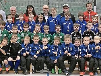 Große Freude herrschte bei der Medaillenübergabe nach dem G-Junioren-Hallenfußballturnier des gastgebenden TSV Weißenbrunn. Mit im Bild sind einige Trainer und Betreuer sowie Turnierleiter Dietmar Bauer (Fünfter, von links) und (ab Siebter, von links) TSV-Vorsitzenden Jörg Neubauer, Kreis-Jugendleiter Michael Deuerling, Christine Biesenecker von der Sparkasse und Bürgermeister Egon Herrmann.