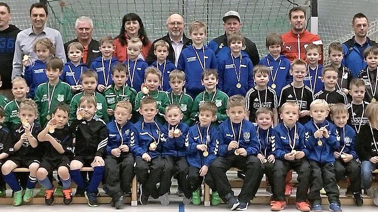 Große Freude herrschte bei der Medaillenübergabe nach dem G-Junioren-Hallenfußballturnier des gastgebenden TSV Weißenbrunn. Mit im Bild sind einige Trainer und Betreuer sowie Turnierleiter Dietmar Bauer (Fünfter, von links) und (ab Siebter, von links) TSV-Vorsitzenden Jörg Neubauer, Kreis-Jugendleiter Michael Deuerling, Christine Biesenecker von der Sparkasse und Bürgermeister Egon Herrmann.