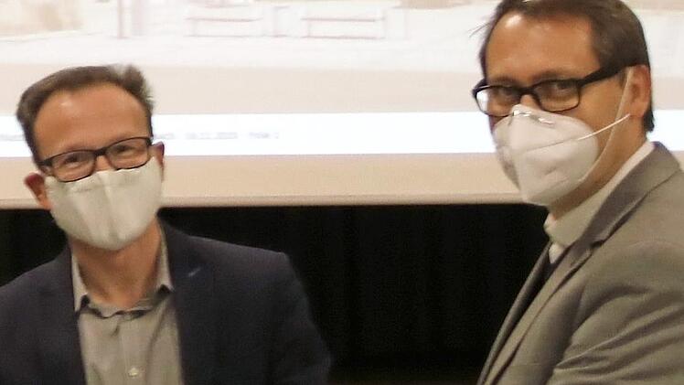 Die Studie zur Weiterentwicklung der Stadt übergab Alexander Eberl (links) an Bürgermeister Roland Wolfrum. Foto: Klaus Klaschka