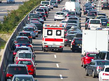 So sieht eine vorbildlich gebildete Rettungsgasse aus. Symbolfoto: Adobe Stock