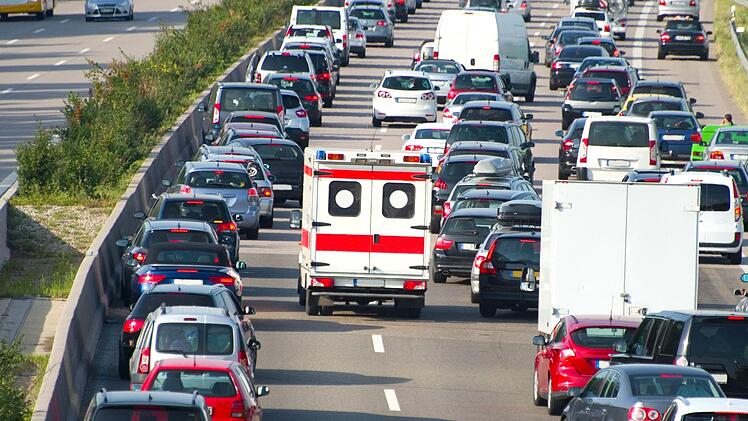 So sieht eine vorbildlich gebildete Rettungsgasse aus. Symbolfoto: Adobe Stock