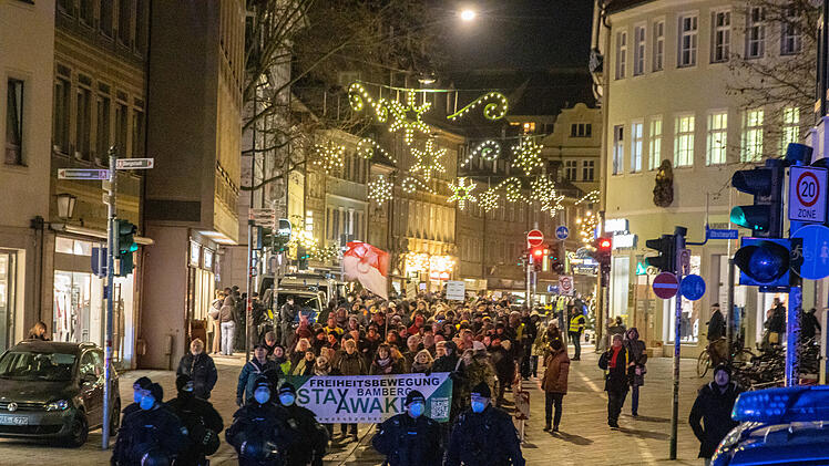 Montags-Spaziergänge in Bamberg: 1.500 Bürger protestieren gegen Corona-Maßnahmen