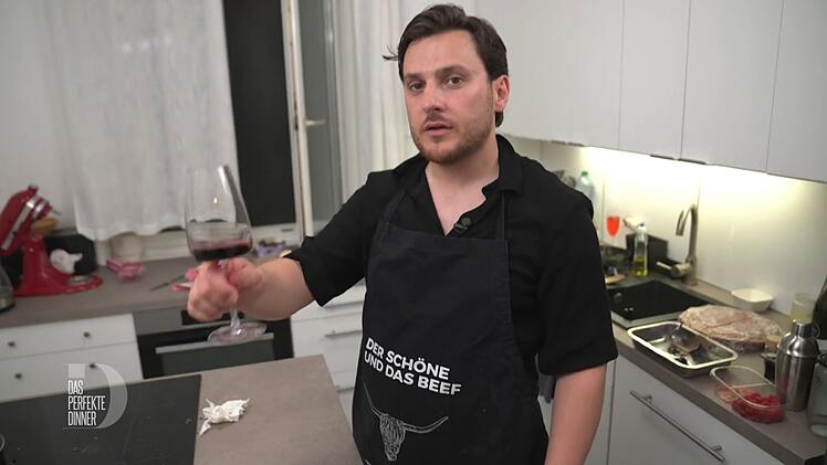 Prost mit origineller Schürze und Rotwein - doch später gibt's bei Visar Bier.