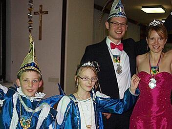Die neuen  Prinzenpaare (v.l.): Johannes I.  und Alina I. Die erwachsenen Narren repräsentieren Matthias I. und Claudia II. Foto: Weichert