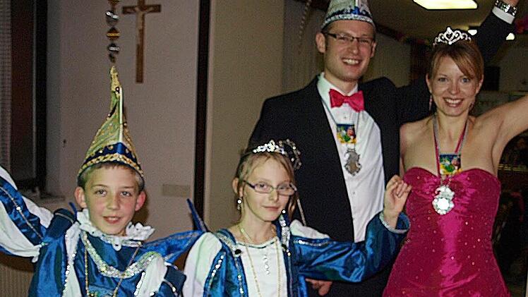 Die neuen  Prinzenpaare (v.l.): Johannes I.  und Alina I. Die erwachsenen Narren repräsentieren Matthias I. und Claudia II. Foto: Weichert
