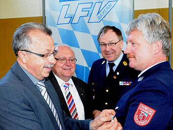 Beim Gemeindefeuerwehrtag erhielt Frank Mützel (r.) für seine inzwischen 25-jährige aktive Zeit bei der Feuerwehr das Feuerwehrehrenzeichen in Silber vom stellvertretenden Landrat Emil Müller (l.) überreicht. Es gratulierten Bürgermeister Siegfried Erhard und Kreisbrandrat Benno Metz. Fotos: Peter Rauch