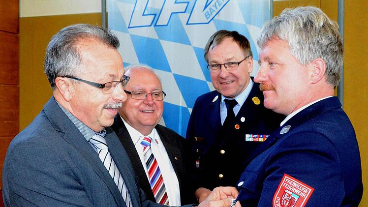 Beim Gemeindefeuerwehrtag erhielt Frank Mützel (r.) für seine inzwischen 25-jährige aktive Zeit bei der Feuerwehr das Feuerwehrehrenzeichen in Silber vom stellvertretenden Landrat Emil Müller (l.) überreicht. Es gratulierten Bürgermeister Siegfried Erhard und Kreisbrandrat Benno Metz. Fotos: Peter Rauch