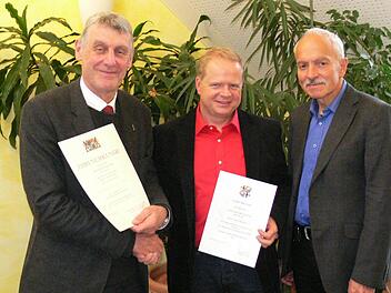 Volker Wießner (Mitte) erhielt zum 25-jährigen Betriebsjubiläum die Glückwünsche vom Geschäftsführer der Stadtwerke, Günter Schneider (links), und vom 2. Bürgermeister Jürgen Pfister. Foto: Stadtwerkke