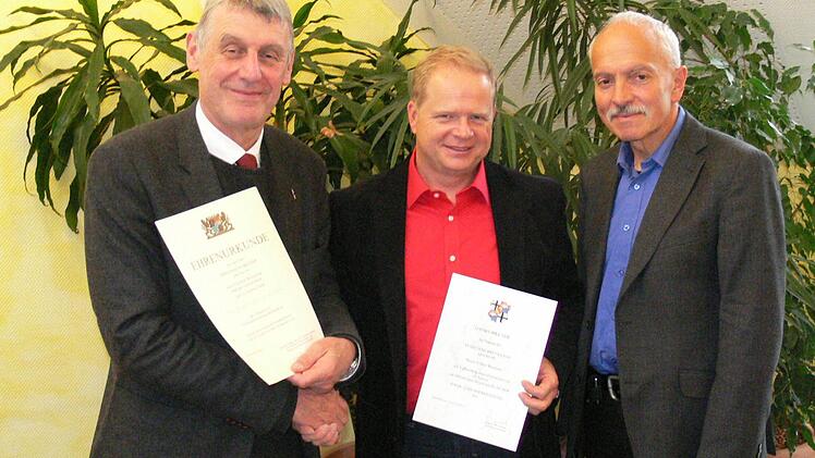 Volker Wießner (Mitte) erhielt zum 25-jährigen Betriebsjubiläum die Glückwünsche vom Geschäftsführer der Stadtwerke, Günter Schneider (links), und vom 2. Bürgermeister Jürgen Pfister. Foto: Stadtwerkke