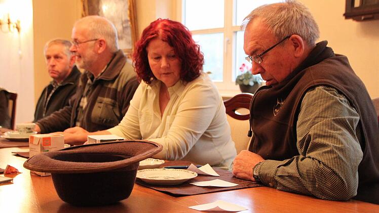 Harm Humburg (rechts) und seine Frau Elvira schreiben Lose.