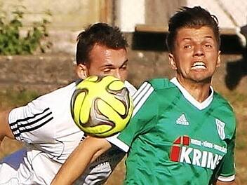 Der Sander Lucas Wirth (r.) wird hier von einem Erlenbacher unsanft vom Ball getrennt. Foto: Günther Geiling