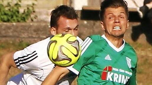 Der Sander Lucas Wirth (r.) wird hier von einem Erlenbacher unsanft vom Ball getrennt. Foto: Günther Geiling