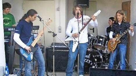 Die Rockband im Gründungsjahr 2005 mit (von links) Philipp Halbig, Marcel Karaki, Andreas Katzenberger, Sebastian Lell und Dominik Kleinhenz. Foto: privat