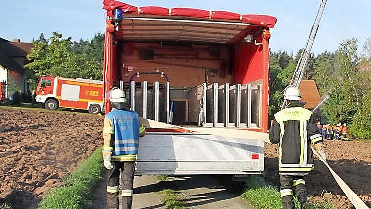 2000 Meter Schläuche hat der Schlauchwagen an Bord, demnächst sollen die Schläuche erneuert und ausgetauscht werden - dann wird der Standort des Katastrophenschutzfahrzeuges verlagert. Foto: Sonja Adam