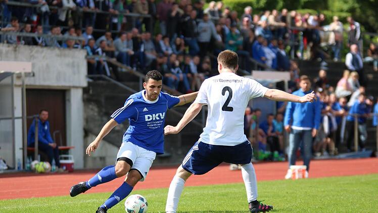 Volle Hütte: Über 600 Zuschauer wollten das Spitzenspiel zwischen Ebermannstadt und Heroldsbach sehen. Und sie wurden nicht enttäuscht: Das 1:1-Remis hielt jede Menge heiße Szenen parat.  Fotos: Matthias Hofmann