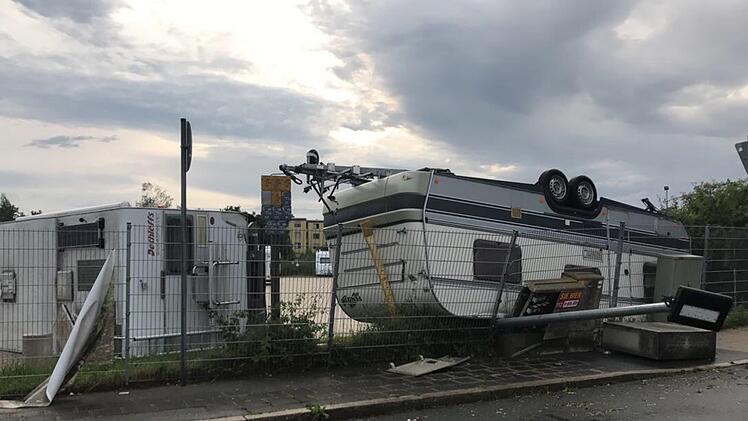 Umgekippte Wohnwagen liegen am 18.08.2017 in Fürth. Heftige Unwetter und Stürme haben in weiten Teilen Bayerns für Chaos gesorgt. Foto: Reporter24/dpa