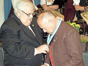 Als erster Musikverein in Oberfranken erhielt der Musikverein Steinwiesen die Medaille in Gold am weißblauen Bande. Bezirksvorsitzender Werner Pörner (l.) überreichte sie an Vorsitzenden Stefan Hümmer.