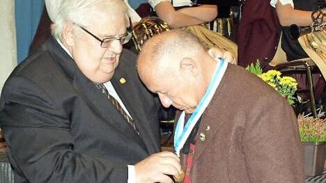 Als erster Musikverein in Oberfranken erhielt der Musikverein Steinwiesen die Medaille in Gold am weißblauen Bande. Bezirksvorsitzender Werner Pörner (l.) überreichte sie an Vorsitzenden Stefan Hümmer.