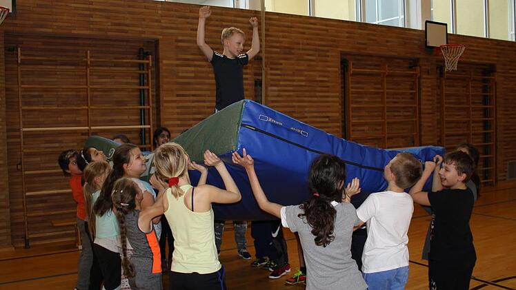 In Kooperationsspielen lernen Sch&uuml;ler, miteinander statt gegeneinander zu arbeiten.TC Wei&szlig;-Rot Coburg
