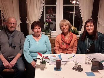 Die Ernennung neuer Ehrenmitglieder war eine der letzten Amtshandlungen der ausscheidenden Vorsitzenden Nicole Wirth (rechts). Gewürdigt wurden von ihr (von links): Klaus Zühlke, Anneliese Jäger und Eva Zühlke für deren Verdienste um den Verein. Rolf Pralle