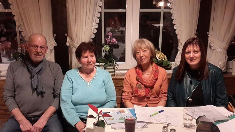 Die Ernennung neuer Ehrenmitglieder war eine der letzten Amtshandlungen der ausscheidenden Vorsitzenden Nicole Wirth (rechts). Gewürdigt wurden von ihr (von links): Klaus Zühlke, Anneliese Jäger und Eva Zühlke für deren Verdienste um den Verein. Rolf Pralle