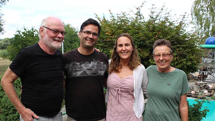 Lisa (Zweite von rechts) mit Christian und ihren Eltern Bärbel (rechts) und Franz Kachler (links) in ihrem Horbacher Elternhaus    Foto: Evi Seeger