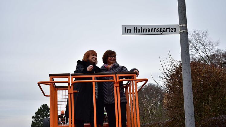 Ingrid Hofmann (l.) und Gisela Schulze-Bauer freuen sich über das Baugebiet. Foto: Petra Malbrich