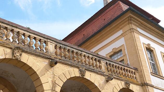 Blick auf den Eingengsberich des Heilgersdorfer Schlosses. Der Innenhof wurde Anfang des 18. Jahrhunderts noch fertiggestellt, der rechte Schlossfl&uuml;gel innen nicht mehr.  Foto: Simone Bastian