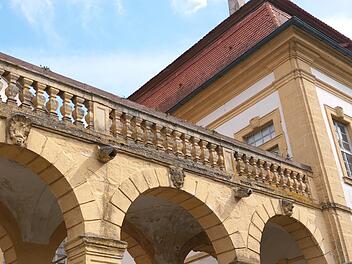 Blick auf den Eingengsberich des Heilgersdorfer Schlosses. Der Innenhof wurde Anfang des 18. Jahrhunderts noch fertiggestellt, der rechte Schlossflügel innen nicht mehr.  Foto: Simone Bastian