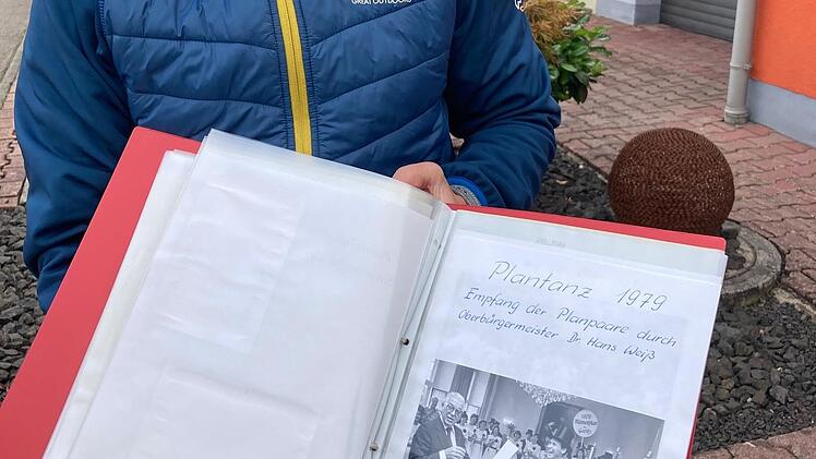 In der Kiste befand sich unter anderem eine Mappe mit dem Programm und Fotos vom Fest zum 110-jährigen Bestehen der Feuerwehr Garitz im Jahr 1979.