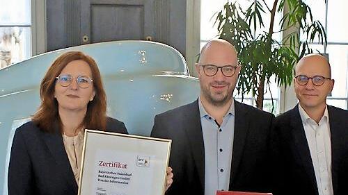 Von links: Sylvie Thormann (Kurdirektorin und Geschäftsführerin der Bayer. Staatsbad Bad Kissingen GmbH), Timo Tully (Leiter Gästeservice der Bayer. Staatsbad Bad Kissingen GmbH) und Oberbürgermeister Dirk Vogel.
