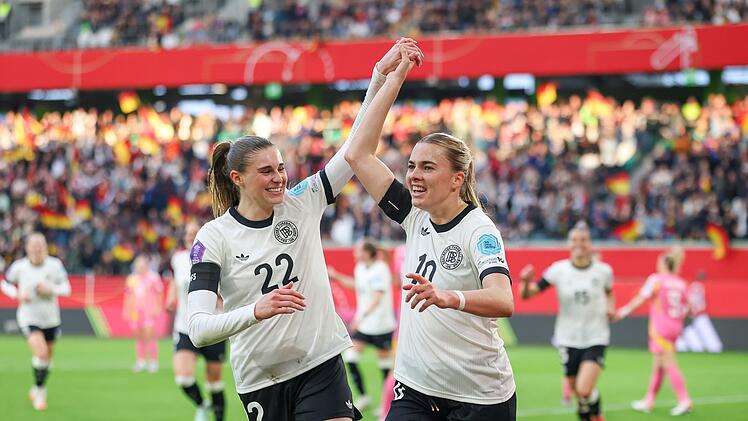 Nationalspielerinnen Jule Brand (links) und Laura Freigang: Der Titel ist bei der EM in der Schweiz das Ziel.