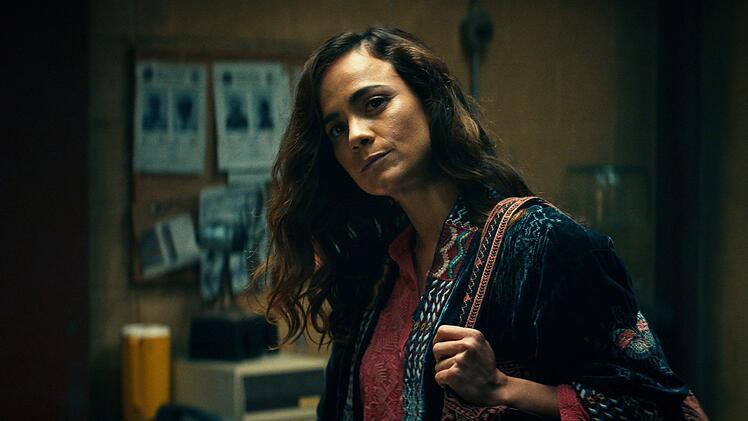 Die Wahrsagerin Diana Cruz (Alice Braga) will dabei helfen, das verschwundene Mädchen zu finden.