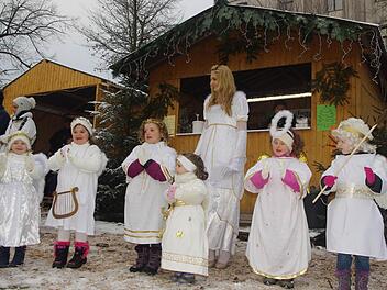 Christkind Carina Lehnhardt mit den Engeln