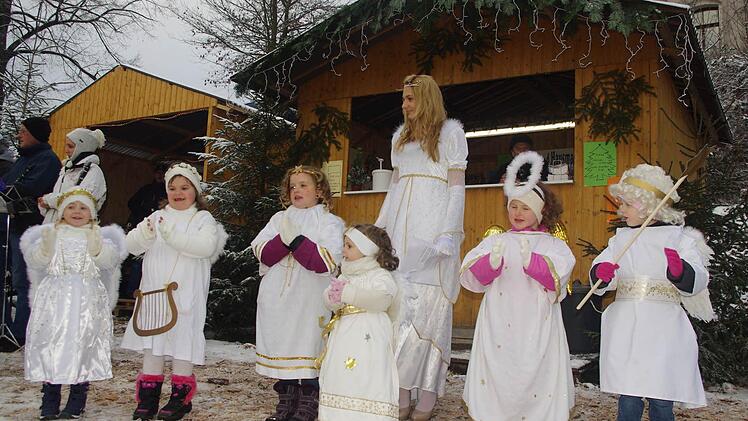 Christkind Carina Lehnhardt mit den Engeln
