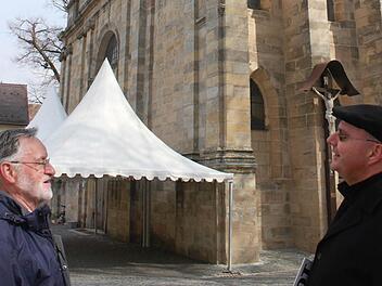Pfarrgemeinderatsvorsitzender Walcher (links) und Dekan Kemmer können sich mit den Zeltdächern vor der Kirche nicht anfreunden. Fotos: Andreas Dorsch