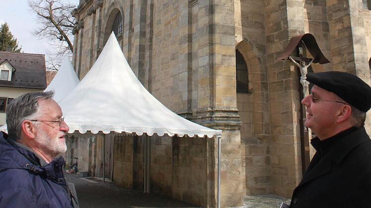 Pfarrgemeinderatsvorsitzender Walcher (links) und Dekan Kemmer können sich mit den Zeltdächern vor der Kirche nicht anfreunden. Fotos: Andreas Dorsch