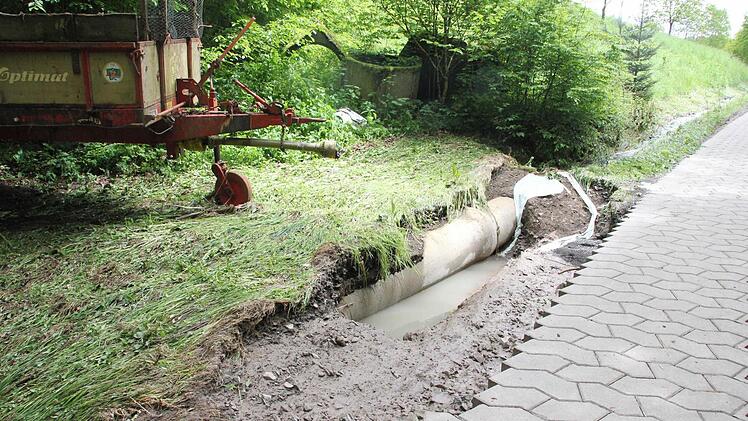Das Wasser hat Erdreich teilweise weggeschwemmt, wie hier bei einem zum Teil freigelegten Regenwasserkanal.