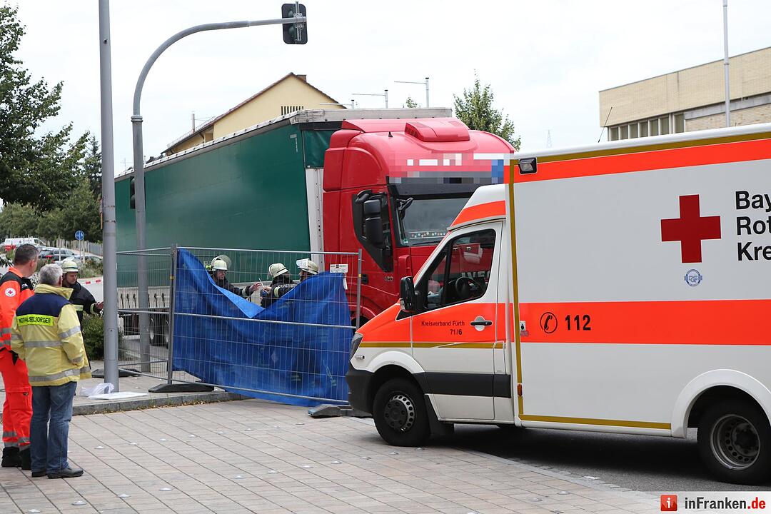Seniorin von Lkw erfasst und ueberrollt - Ortsdurchfahrt von Stein komplett gesperrt