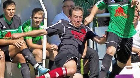 VfR Johannisthal - SV W/Neuengrün: Gegen Gästespieler Fabian Engelhardt (grünes Trikot) geht der Johannisthaler Markus Ludwig in den Zweikampf.  Foto: Heinrich Weiß