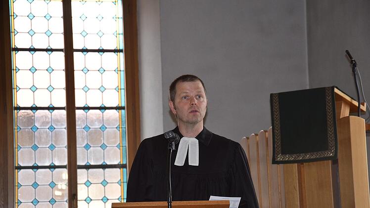 Pfarrer Thomas Braun bei seinem letzten Gottesdienst in Weißenbach. Foto: Horst Conze
